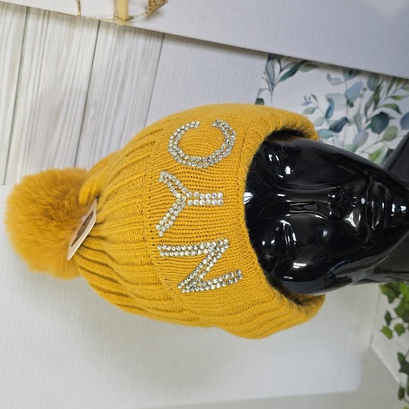 NYC Gold Yellow Pom Pom Ribbed Knit Hat Fuzzy Lined - Picture 6 of 6